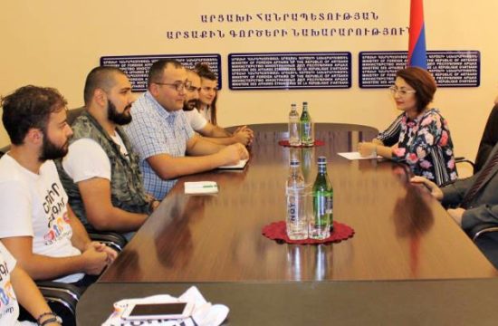 e ministre des Affaires étrangères d'Artsakh a reçu des membres de la FRA Nor Seround