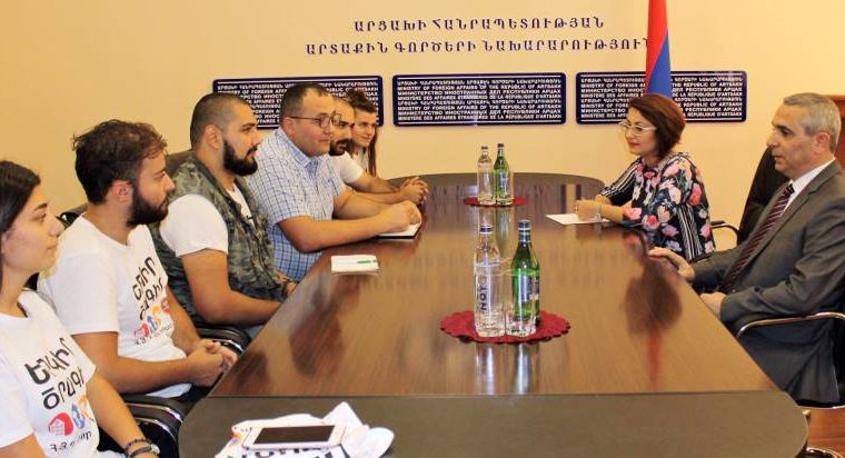 e ministre des Affaires étrangères d'Artsakh a reçu des membres de la FRA Nor Seround